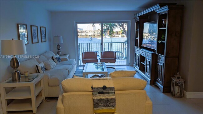 Building Photo - 400 Golden Isles Dr