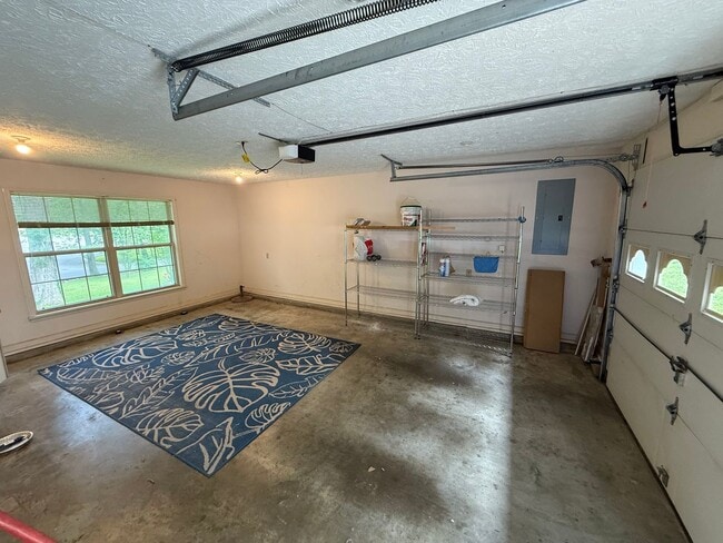 Building Photo - 3 Bed 2 Bath Home near Luther Lake