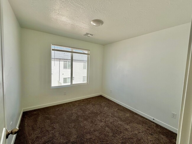 Building Photo - Comfortable and Spacious 4-Bedroom Townhome in Cedar City!