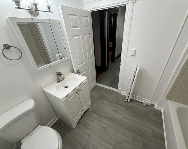 Building Photo - 203 Hollywood Ave