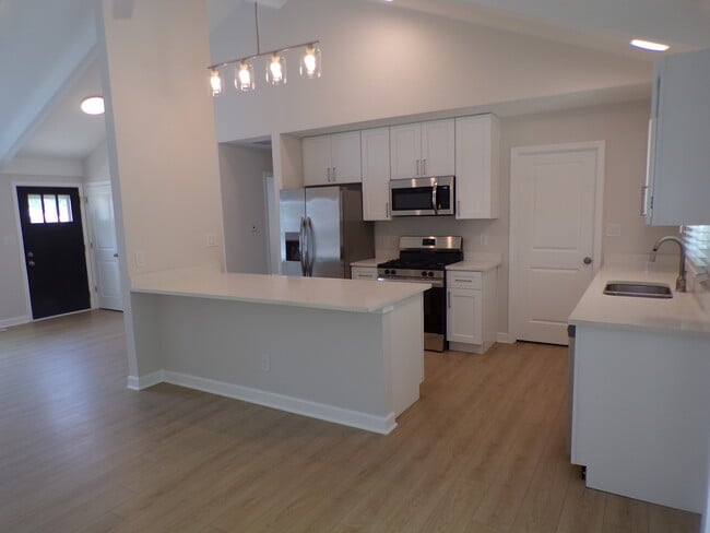 Building Photo - 103 Heritage Dr S