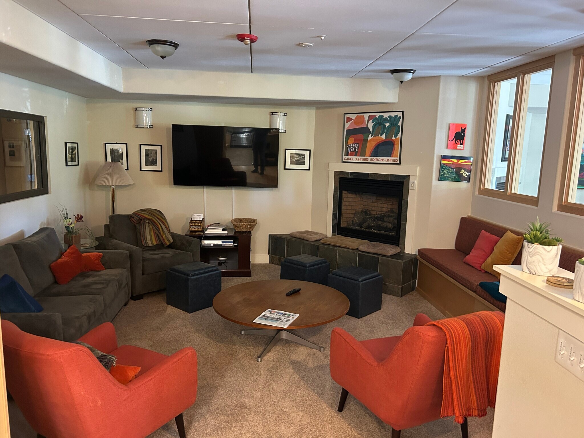 Community living room - 190 Walnut Ave