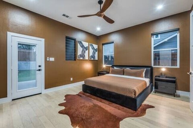 Building Photo - Stunning 3BR  3.5 Bath Townhome in Dallas