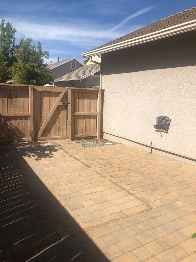 Building Photo - Executive 3 Bedroom 2.5 Bathroom 1800 sqft...