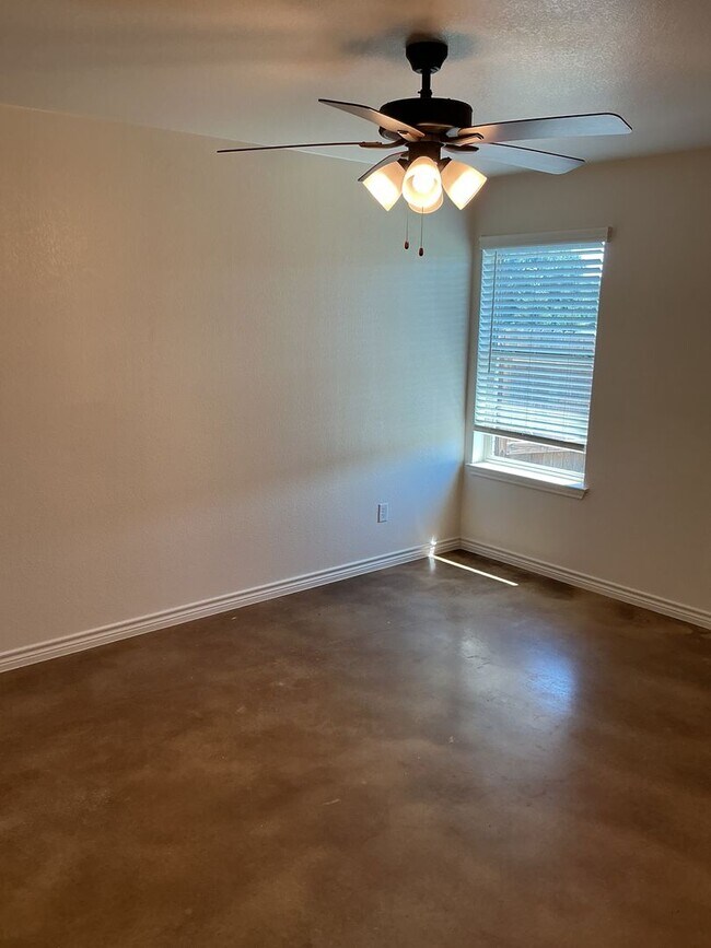 Building Photo - Charming 3 bedroom 2 bath duplex in desira...
