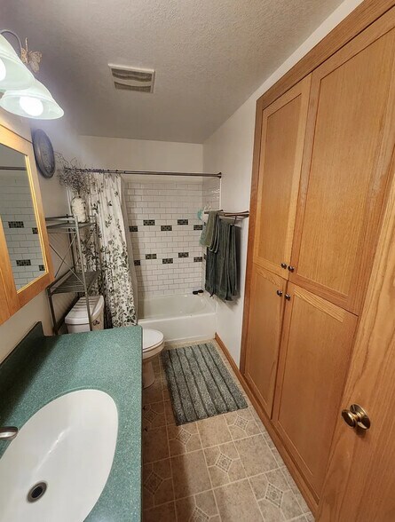 Building Photo - 210 NE 12th Street Pl