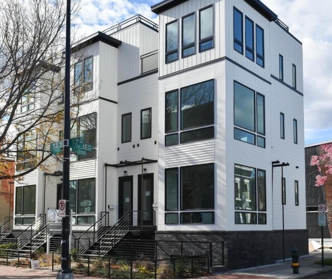 Building Photo - 810 13th St NE