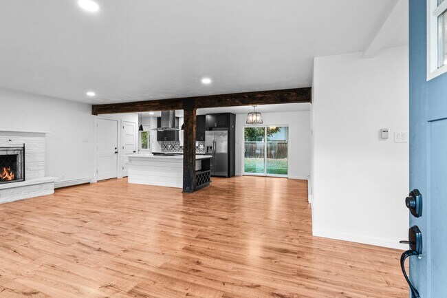 Building Photo - Charming and Renovated 4 Bedroom 2 Bathroo...