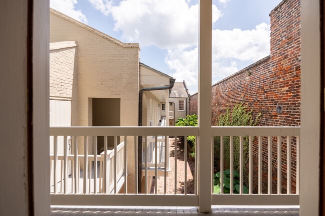 Building Photo - 1018 Bienville St