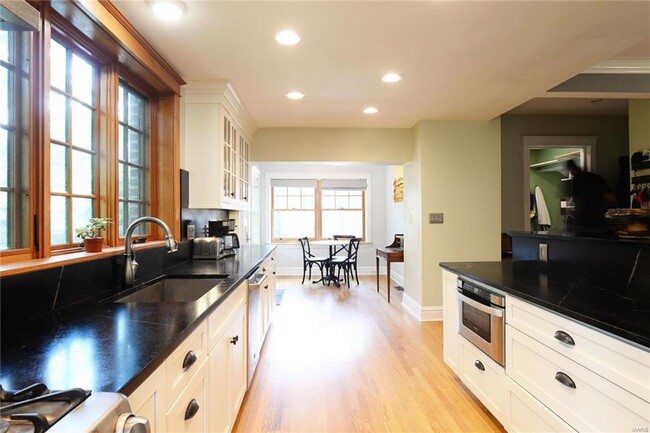 Building Photo - 418 Carswold Dr