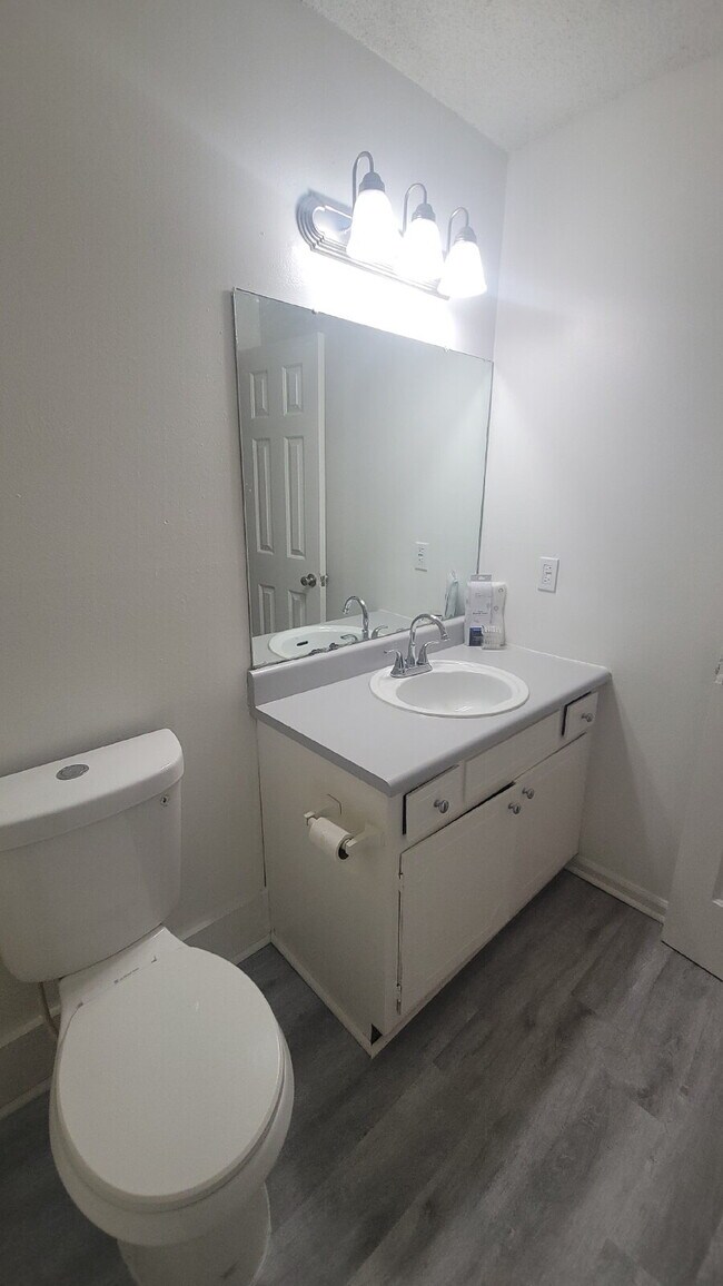Building Photo - 1 month free Section 8 accepted Spacious 2-Bed, 2-Bath Sanctuary in Huntsville – Your Ideal Retre...