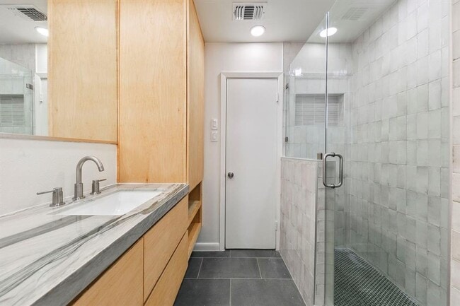Building Photo - 5221 W 43rd St