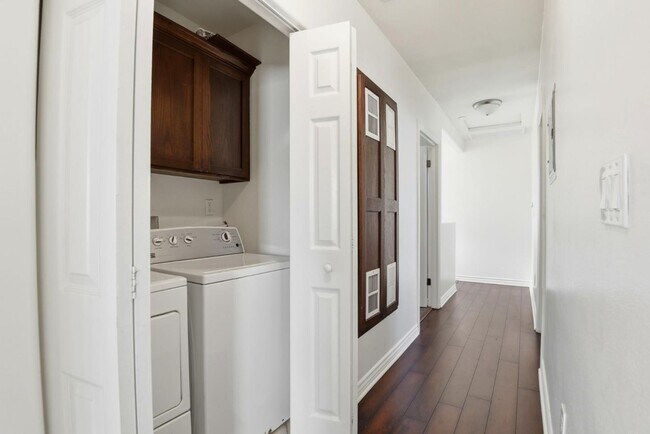 Building Photo - 1614 W 39th Pl