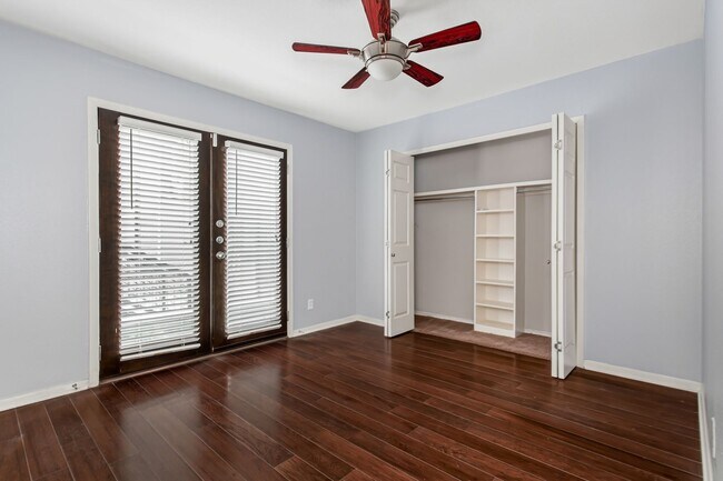 Building Photo - 10205 Regal Oaks Dr