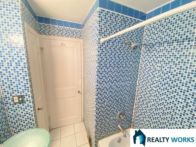 Building Photo - Charming 2 (+1) Bed Home!