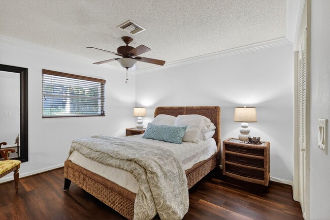 Building Photo - 318 SE 7th Ave