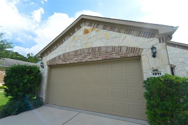 Building Photo - 1211 Majestic Oak