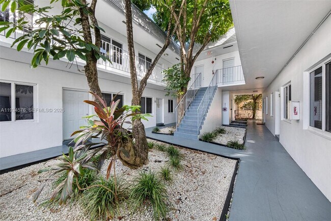 Building Photo - 1960 NE 161st St