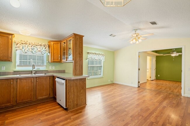 Building Photo - New rental now available in Del Grande!!