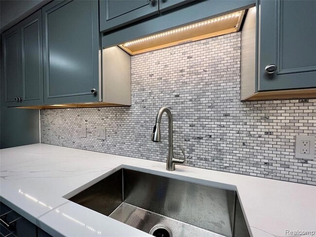 Building Photo - 521 E University Dr