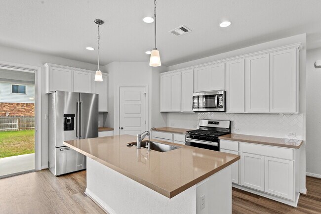 Building Photo - "Charming 3-Bedroom Home with 2 Baths in San Marcos – 1821 Sq Ft of Comfort!"