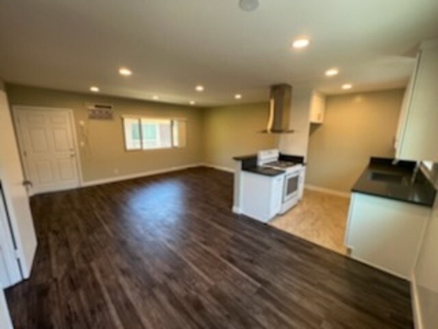 Building Photo - 7925 Vineland Ave