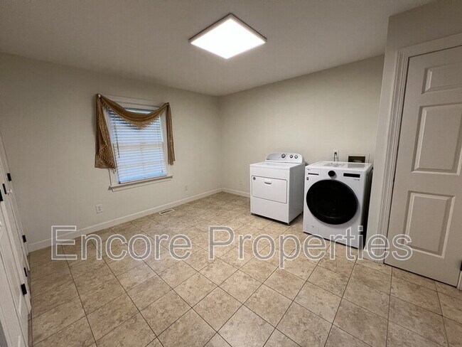 Building Photo - 105 Baybrook Ct