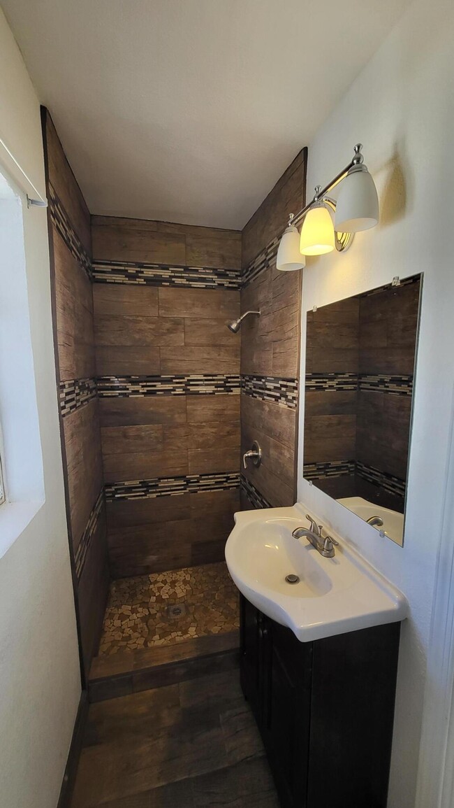 Building Photo - 906 Driver Cir