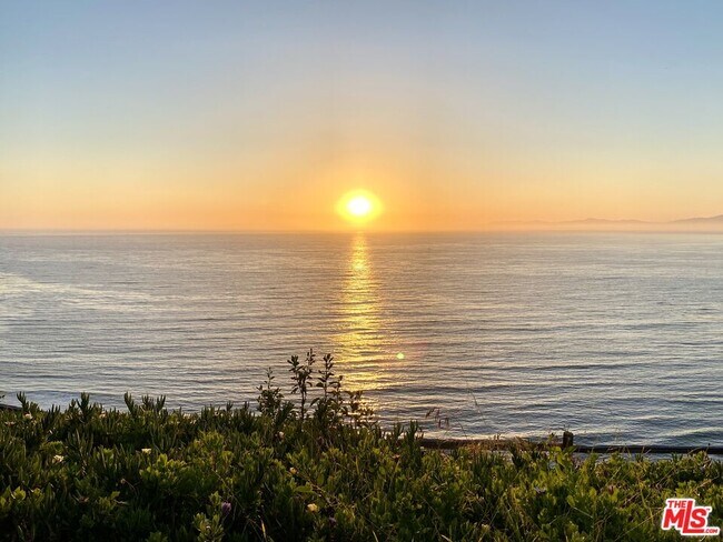 Building Photo - 1115 Palos Verdes Dr W