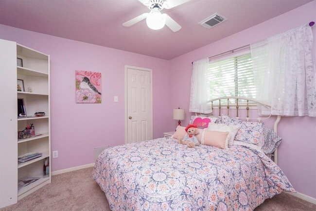 Building Photo - 210 Rolling Plains Dr