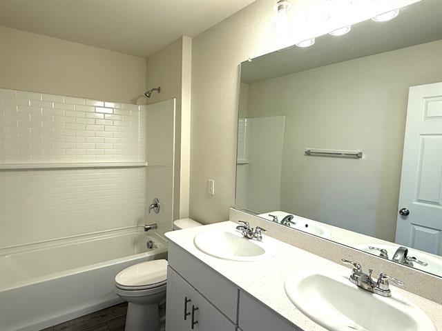 Building Photo - 472 Lake Erie Dr