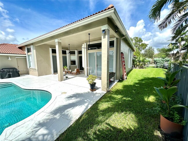 Building Photo - 656 Verona Pl