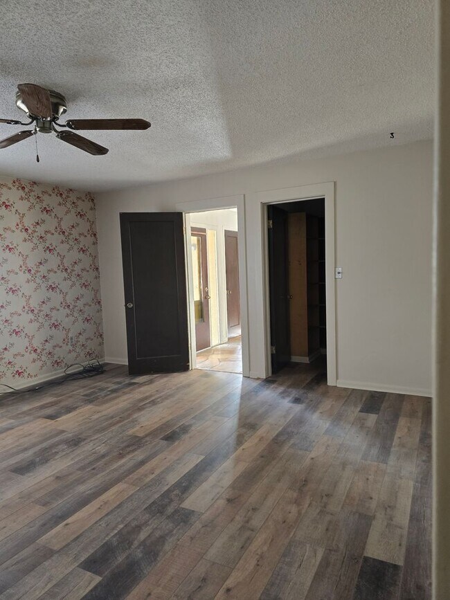 Building Photo - Charming Farmhouse