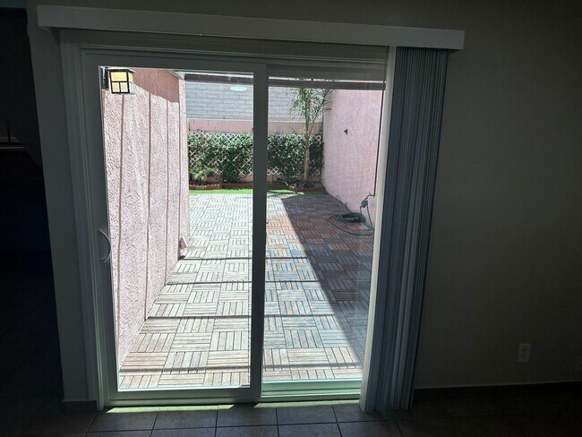Building Photo - SE Desert Inn and Eastern!! Townhouse with 2 parking Spaces!! Recent Remodel!!