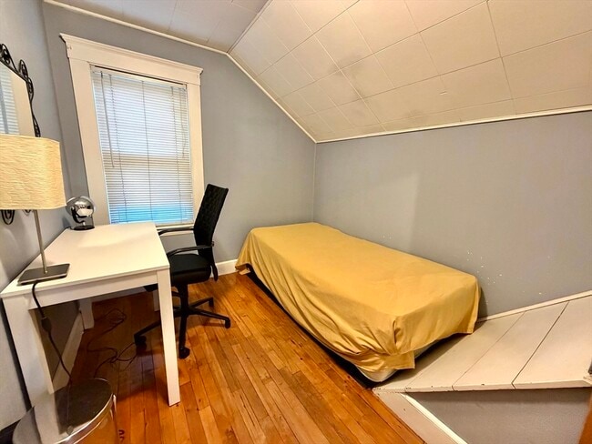 Building Photo - 157 Riverview Ave