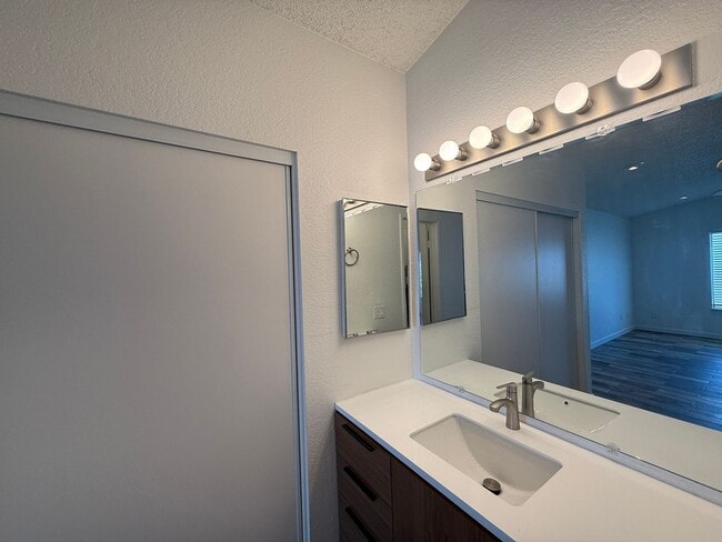 Building Photo - Palmdale 3 + 2 Available Now!