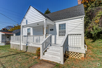 Building Photo - 2021 Rose Ln