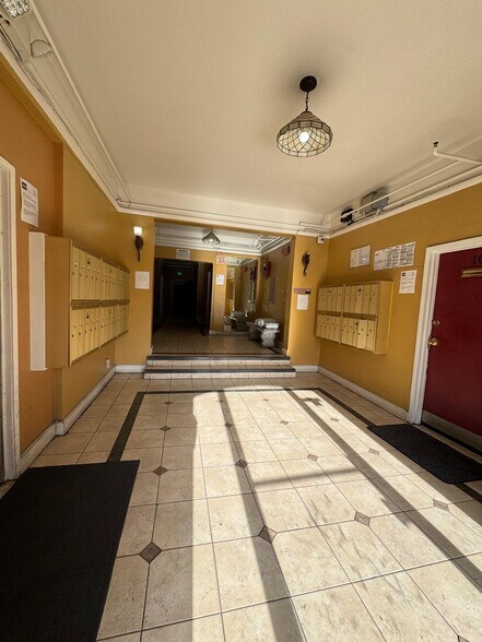 Building Photo - 901 S Kingsley Dr