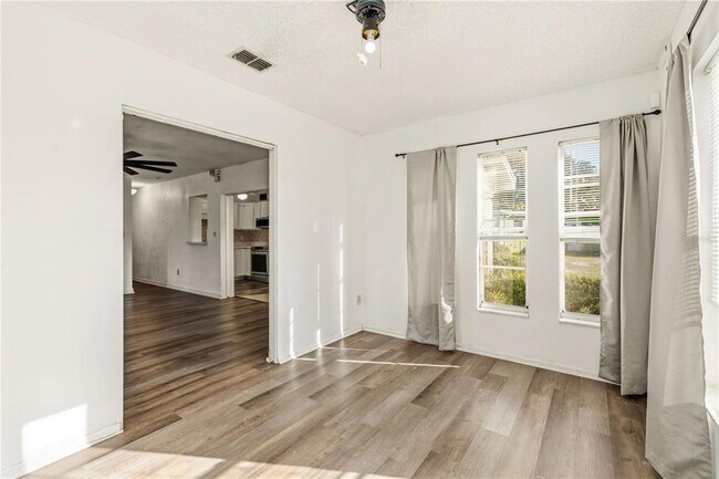 Building Photo - 2615 9th Ave Dr E