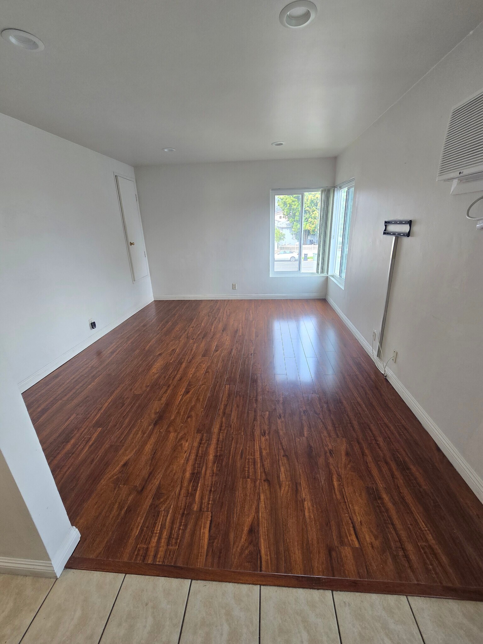 Building Photo - 1818 W Victory Blvd