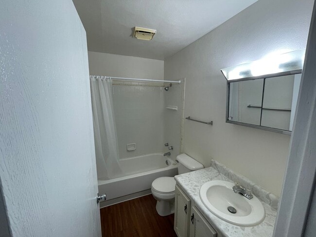 Building Photo - 2 bedroom townhouse- located near frisbee ...
