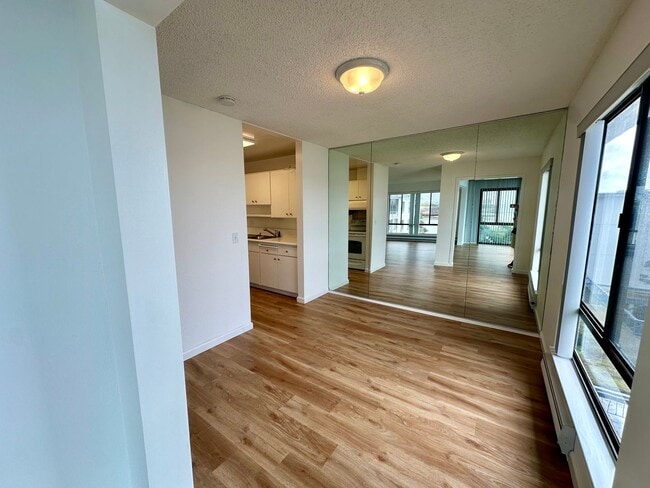 Building Photo - BEAUTIFUL BREATH TAKING VIEW UNIT!!! MUST ...