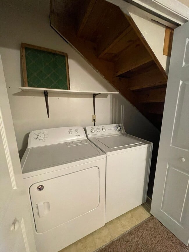 Building Photo - 2 Bedroom, 1 Bath Townhome Minutes from AU and Downtown!