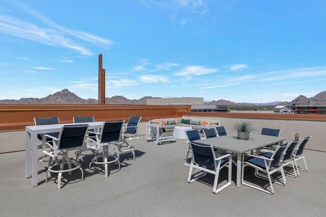 Building Photo - 2211 E Camelback Rd