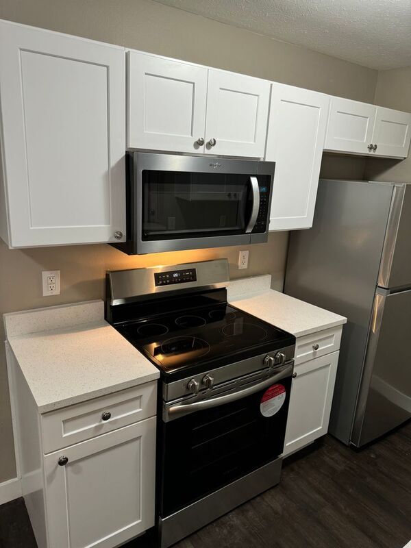 Building Photo - 2121 Southfork Dr