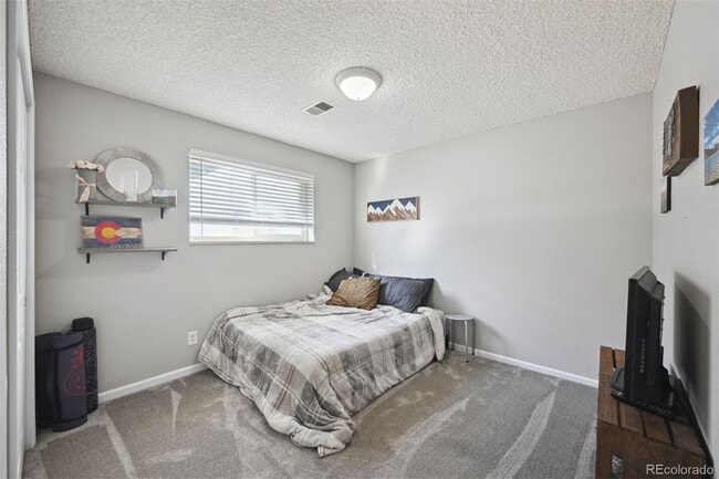 Building Photo - AVAILABLE NOW!! Wonderful 3 bed/2 bath hal...