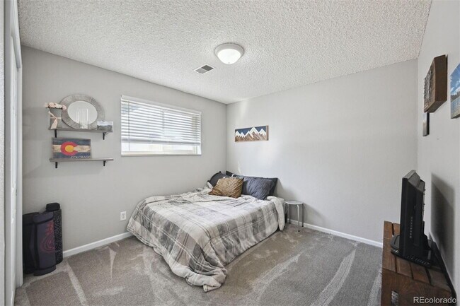 Building Photo - AVAILABLE OCTOBER! Wonderful 3 bed/2 bath ...