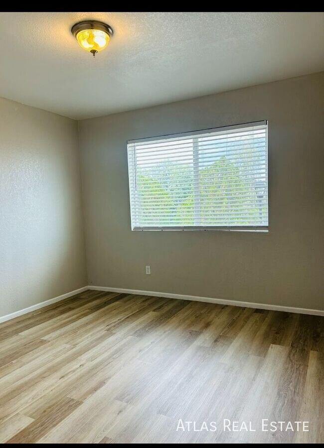 Building Photo - 4828 W Orangewood Ave