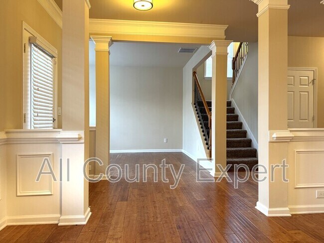 Building Photo - 5005 Shiloh Crossing Way