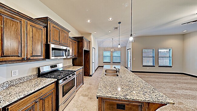 Building Photo - Beautiful 4 Bedroom Home in Mustang Schools!